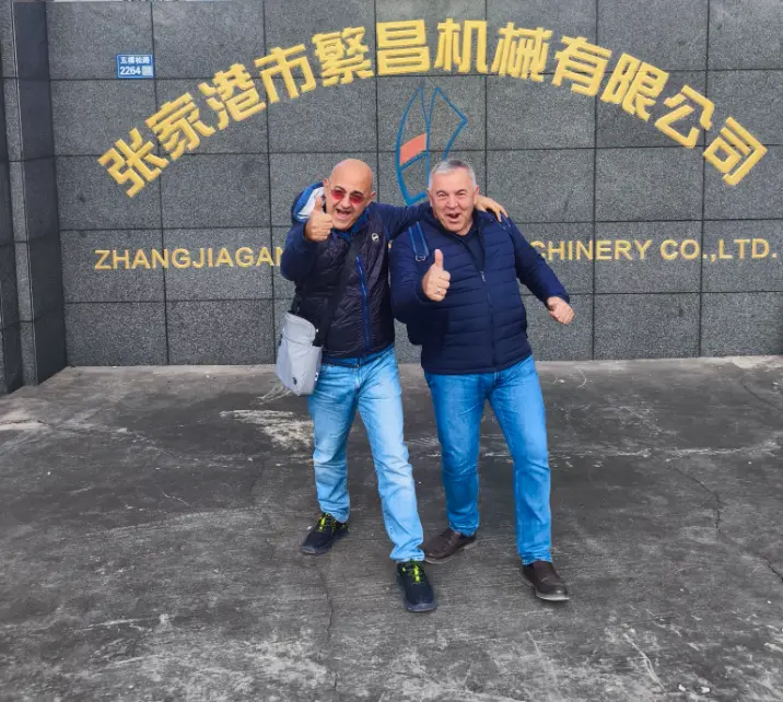 Pada tahun 2025, syarikat Itali LAMPLAST SRL membeli dua unit campuran sejuk dan panas automatik sepenuhnya SRLW-1300/5000 daripada syarikat kami.